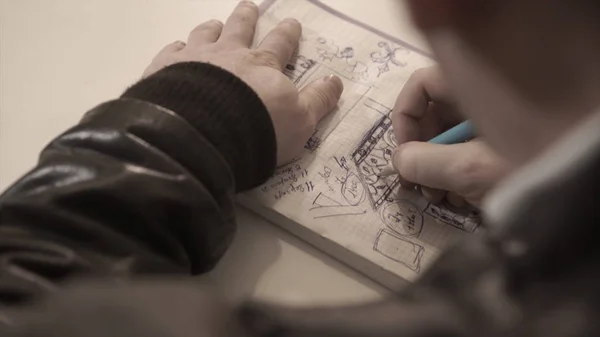 O homem desenha em um caderno, tomando notas, a pessoa escreve em um diário, caderno. Escrita — Fotografia de Stock