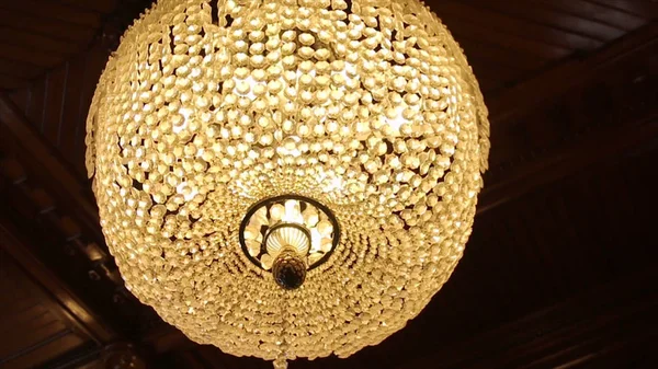 Incroyable lustre de luxe au plafond. Le grand lustre en cristal . — Photo