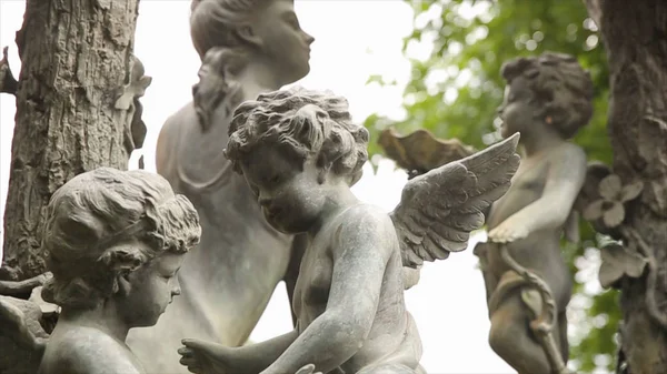 Gartenstatue vintage aus nächster Nähe. schlafender Engel auf dem Friedhof La Recoleta in Buenos aires. Gartenskulptur. Amor-Skulptur. Engelskulptur auf einem Prager Friedhof. Statue — Stockfoto