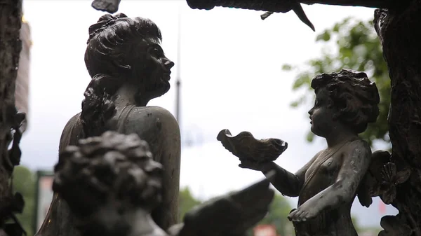 Gartenstatue vintage aus nächster Nähe. schlafender Engel auf dem Friedhof La Recoleta in Buenos aires. Gartenskulptur. Amor-Skulptur. Engelskulptur auf einem Prager Friedhof. Statue — Stockfoto