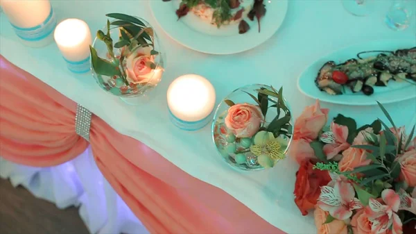 Dekorace svatební tabule s květinami. Svatební květiny na stole. Umělé růže zdobí svatební tabule. kytice na příležitosti. Oslava — Stock fotografie
