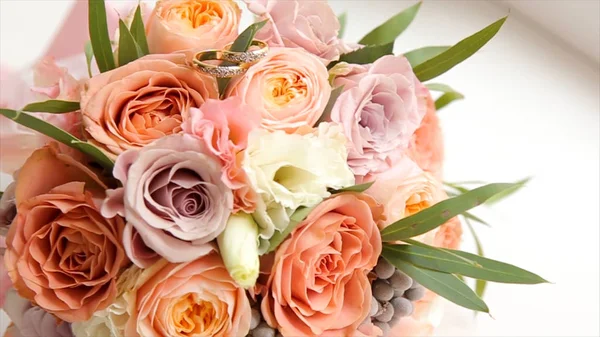 Düğün gül buketi. Gelinler buket düğün gününde. Farklı buket. Soyunma dışkı üzerinde güzel pembe ve beyaz ya da kırmızı gül buketi. Gül