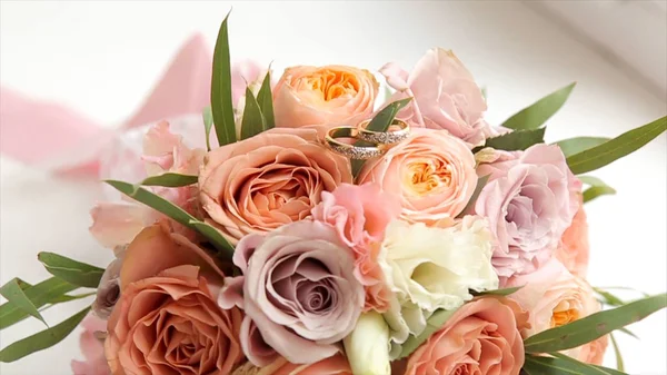 Весільний букет з троянд. Букет наречених на день весілля. Букет з різних квітів. Букет з красивих рожевих і білих або червоних троянд на табуреті. троянд — стокове фото