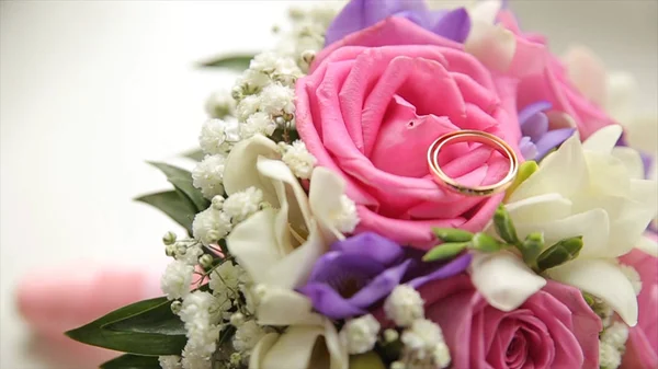 Buquê de rosas de casamento. Bouquet de noivas no dia do casamento. Buquê de flores diferentes. Buquê de belas rosas rosa e branca ou vermelha no banquinho de vestir. Rosas — Fotografia de Stock