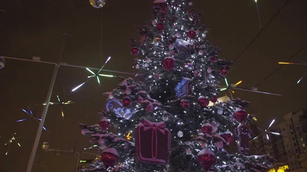 Güzel Noel ağacı parlayan parkın ortasında duruyor. Açık bir Noel ağacı — Stok fotoğraf