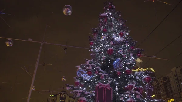 Bel arbre de Noël lumineux se dresse au milieu du parc .Un arbre de Noël en plein air — Photo