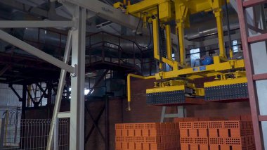 Tuğla üretimi için bitki. Yapı malzemesi ile hazır tuğla, inşaat sanayi üretimi için bitki. Üretim tesisi tuğla. İş akışı, yakın çekim. Birçok tuğla