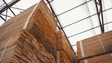 Ahşap çubukları kare ucunun arka plan. Ahşap ahşap arka plan ve doku inşaat malzeme. yakın çekim. Ahşap çubuklar yığını. küçük derinlik-in tarla. mobilya kurullarında kontrplak