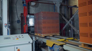 Tuğla üretimi için bitki. Yapı malzemesi ile hazır tuğla, inşaat sanayi üretimi için bitki. Üretim tesisi tuğla. İş akışı, yakın çekim. Birçok tuğla