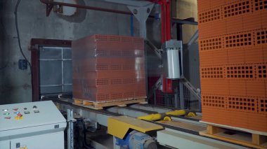 Tuğla üretimi için bitki. Yapı malzemesi ile hazır tuğla, inşaat sanayi üretimi için bitki. Üretim tesisi tuğla. İş akışı, yakın çekim. Birçok tuğla