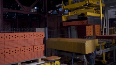 Tuğla üretimi için bitki. Yapı malzemesi ile hazır tuğla, inşaat sanayi üretimi için bitki. Üretim tesisi tuğla. İş akışı, yakın çekim. Birçok tuğla
