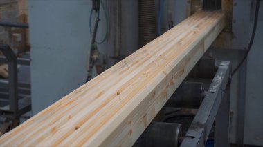 İnşaat ahşap kulübe. Çam barlar bir köşe aracı açık closeup yardımıyla ölçülür. Bitki inşaat ahşap bar. Ahşap çubukların bağ. Bağ için yapıştırıcı uygulamak