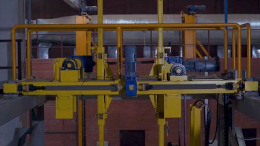 Tuğla üretimi için bitki. Yapı malzemesi ile hazır tuğla, inşaat sanayi üretimi için bitki. Üretim tesisi tuğla. İş akışı, yakın çekim. Birçok tuğla