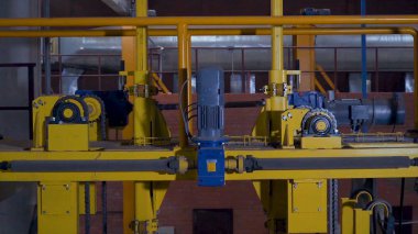 Tuğla üretimi için bitki. Yapı malzemesi ile hazır tuğla, inşaat sanayi üretimi için bitki. Üretim tesisi tuğla. İş akışı, yakın çekim. Birçok tuğla