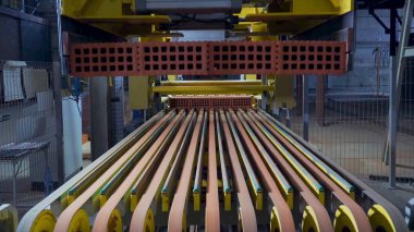 Tuğla üretimi için bitki. Yapı malzemesi ile hazır tuğla, inşaat sanayi üretimi için bitki. Üretim tesisi tuğla. İş akışı, yakın çekim. Birçok tuğla