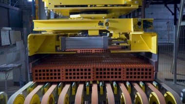 Tuğla üretimi için bitki. Yapı malzemesi ile hazır tuğla, inşaat sanayi üretimi için bitki. Üretim tesisi tuğla. İş akışı, yakın çekim. Birçok tuğla