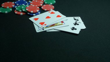 Oynarken ya da poker kartları düşüyor. Düşme yakın poker oyunu kırpma yolu ile siyah arka plan üzerine oyun kartları. Ağır çekim