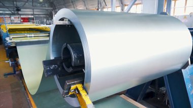 Haddelenmiş çelik. Yığını alır, soğuk haddelenmiş çelik bobinler eylem. Galvanizli çelik sac ve paslı RIM. Soğuk haddelenmiş çelik bobinler. o davul üretiminde metal yaprak döner. Endüstriyel