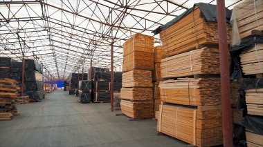 İnşaat ahşap kulübe. Çam barlar bir köşe aracı açık closeup yardımıyla ölçülür. Bitki inşaat ahşap bar. Ahşap çubukların bağ. Bağ için yapıştırıcı uygulamak