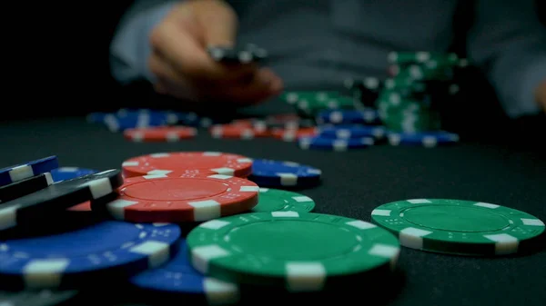 Rzucać blue chipy w pokera. Niebieski i czerwony gra Poker Chips w My lšcy czarne tło. Zbliżenie Poker chips w stosy na powierzchni stołu zielonej karty filcu w zwolnionym tempie — Zdjęcie stockowe