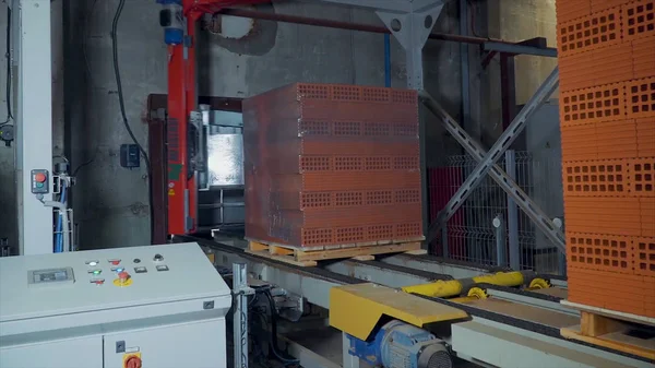 Tuğla üretimi için bitki. Yapı malzemesi ile hazır tuğla, inşaat sanayi üretimi için bitki. Üretim tesisi tuğla. İş akışı, yakın çekim. Birçok tuğla