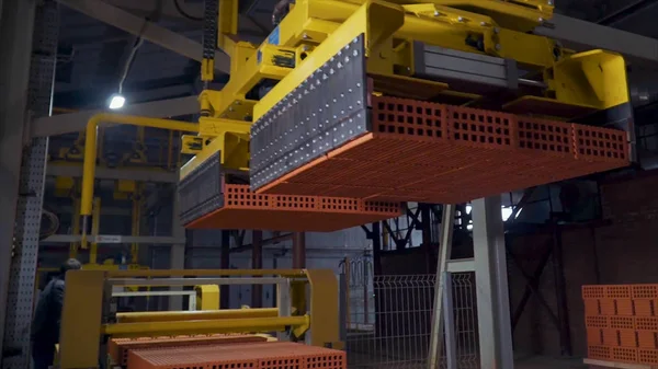 Tuğla üretimi için bitki. Yapı malzemesi ile hazır tuğla, inşaat sanayi üretimi için bitki. Üretim tesisi tuğla. İş akışı, yakın çekim. Birçok tuğla