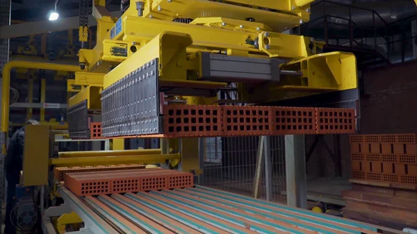 Tuğla üretimi için bitki. Yapı malzemesi ile hazır tuğla, inşaat sanayi üretimi için bitki. Üretim tesisi tuğla. İş akışı, yakın çekim. Birçok tuğla