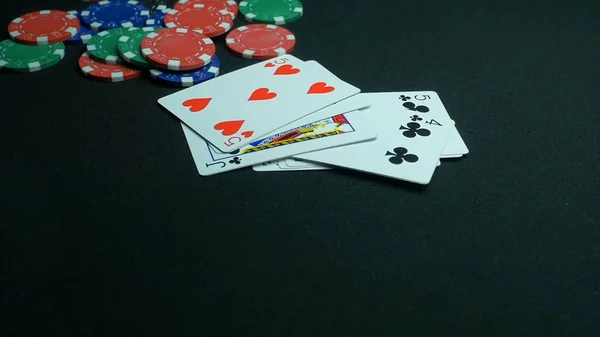 Caer jugando o cartas de póquer. Primer plano de la caída de juego de póquer cartas sobre fondo negro con ruta de recorte. Movimiento lento —  Fotos de Stock