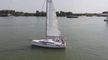 Tanker gemi ve yelkenli Nehri üzerinde. Havadan görünümü. Teknelerden ve bir tanker