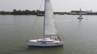 Tanker gemi ve yelkenli Nehri üzerinde. Havadan görünümü. Teknelerden ve bir tanker