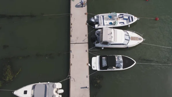 Veleiros atracados no porto, um monte de belos iates. Vista superior em iates e barcos atracados no porto — Fotografia de Stock