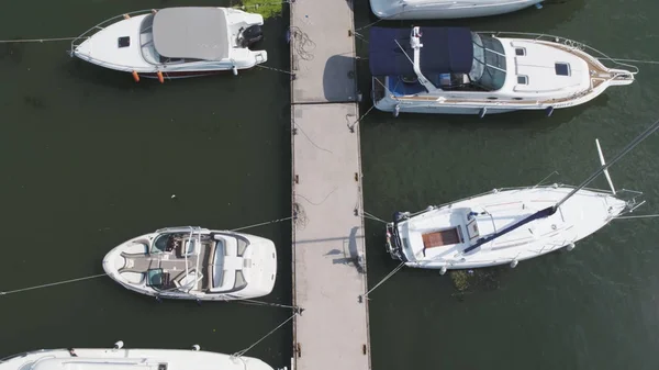 Barche a vela ormeggiate nel porto, un sacco di bellissimi yacht. Vista dall'alto su yacht e barche ormeggiate nel porto — Foto Stock