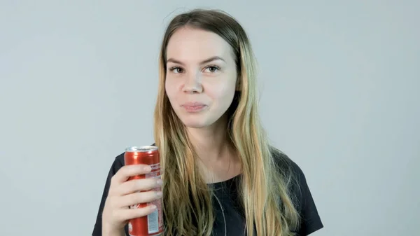 Mujer joven bebiendo una soda.Young hermosa mujer bebiendo soda y sonriendo — Foto de Stock