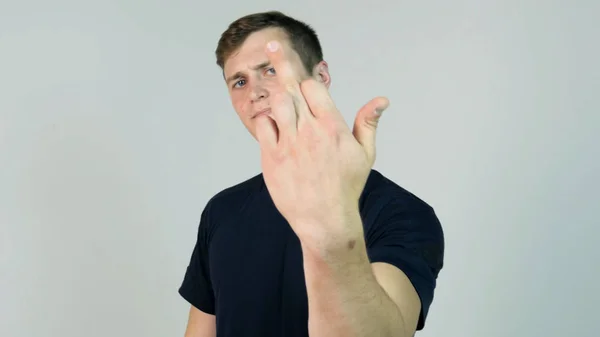 Young Man Showing Middle Finger Isolated on White. Young angry man with black t-shirt looking at camera and showing middle finger — Stock Photo, Image