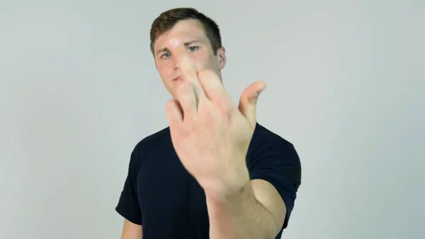 Jovem Mostrando Dedo Médio Isolado em Branco. Jovem homem com raiva com t-shirt preta olhando para a câmera e mostrando o dedo médio — Fotografia de Stock