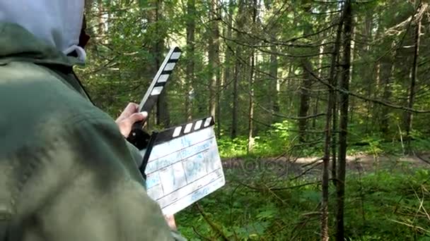 Film kläpp i skogen. SYNKRONKLAPPA i skogen. Filmen skytte i skogsområden — Stockvideo