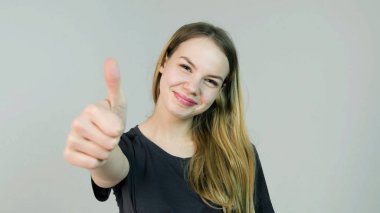 Mutlu gülümseyen güzel genç kadın hareketi Yaşasın beyaz arka plan üzerinde gösterilen