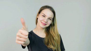 Mutlu gülümseyen güzel genç kadın hareketi Yaşasın beyaz arka plan üzerinde gösterilen