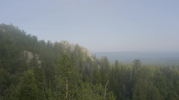 숲 언덕 위에 아름 다운 일몰의 새 눈 전망. 여름 산 풍경입니다. 숲 근처 관광 텐트 — 비디오