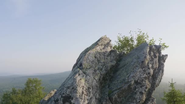 Majestuoso atardecer en el paisaje de las montañas. Árbol solitario colgando de rocas en las montañas. Masivas rocas y vista al cielo durante el verano — Vídeos de Stock