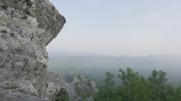 山の風景の雄大な夕日。山の岩からぶら下がっている孤独な木。巨大な岩と夏空のビュー — ストック動画
