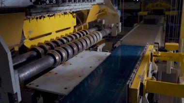 Tuğla üretimi için bitki. Yapı malzemesi ile hazır tuğla, inşaat sanayi üretimi için bitki. Üretim tesisi tuğla. İş akışı, yakın çekim. Birçok tuğla