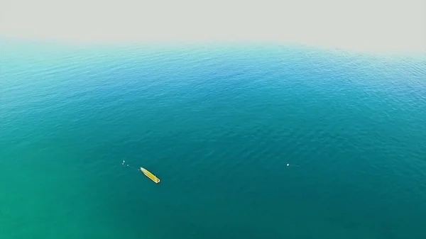 Photo aérienne de drone de l'eau turquoise tropicale emblématique Lagune Pileh entourée de falaises calcaires, îles Phi phi, Thaïlande. Ao Pi Leh Lagoon à Belle mer et ciel bleu sur l'île Similan, Thaïlande — Photo