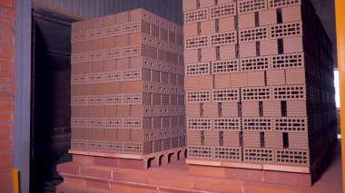 Tuğla üretimi için bitki. Yapı malzemesi ile hazır tuğla, inşaat sanayi üretimi için bitki. Üretim tesisi tuğla. İş akışı, yakın çekim. Tuğla yığınları. Birçok tuğla