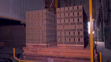 Tuğla üretimi için bitki. Yapı malzemesi ile hazır tuğla, inşaat sanayi üretimi için bitki. Üretim tesisi tuğla. İş akışı, yakın çekim. Tuğla yığınları. Birçok tuğla