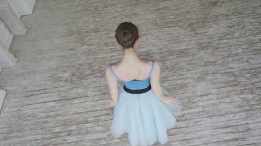 Güzel kız dansçı klasik bale unsurları Loft tasarımında gerçekleştirir. Kadın bale dansçı. Yakın kadar olan A bale dansçılar ayak olarak o uygulamaları noktası egzersizleri, ağır çekim