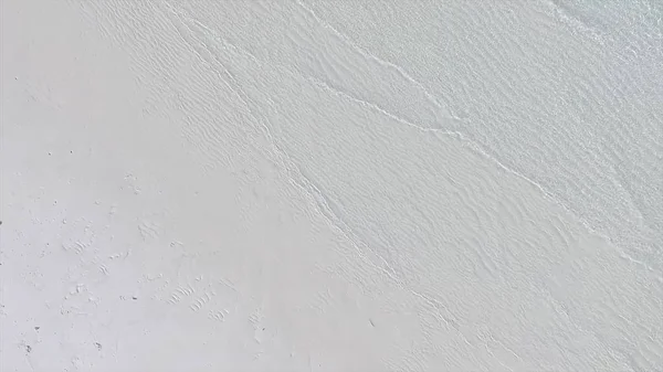 Douce vague d'océan bleu sur une plage de sable fin. Contexte. Fond naturel avec plage de sable. Douce Vague D'Océan Bleu Sur Sandy Beach. Contexte. Concentration sélective . — Photo