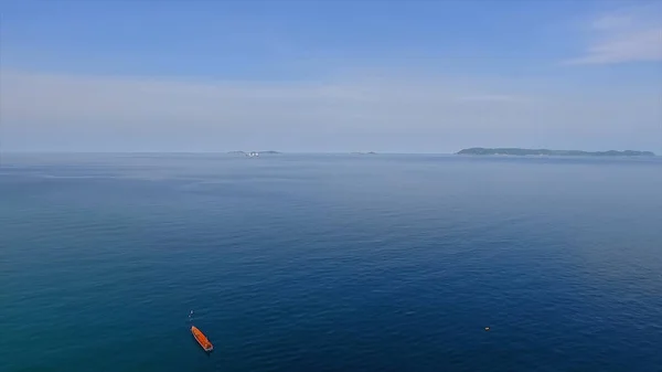 Fantastisk utsikt till Yacht segling på öppet hav vid blåsig dag. Drönarvy - fåglar öga vinkel, lilla paradisö, Thailand. Vackra kristallklara havet på tropisk ö, Koh Lipe, Andamansjön, Thailand — Stockfoto