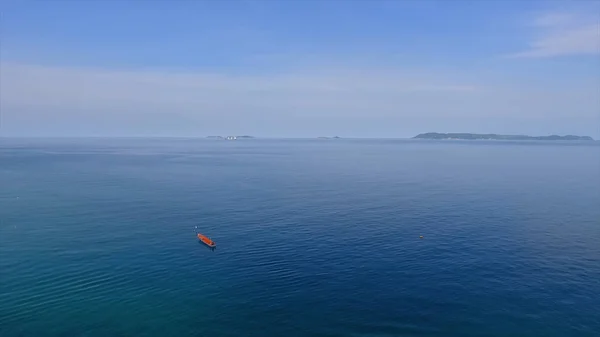 Fantastisk utsikt till Yacht segling på öppet hav vid blåsig dag. Drönarvy - fåglar öga vinkel, lilla paradisö, Thailand. Vackra kristallklara havet på tropisk ö, Koh Lipe, Andamansjön, Thailand — Stockfoto