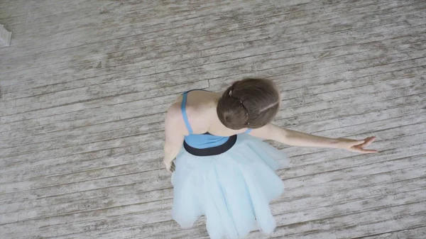 Mooi meisje danser voert elementen van het klassieke Ballet In de Loft-Design. Vrouwelijke balletdanser dansen. Close Up van A Ballet dansers voeten als ze praktijken punt oefeningen, slow-Motion — Stockfoto